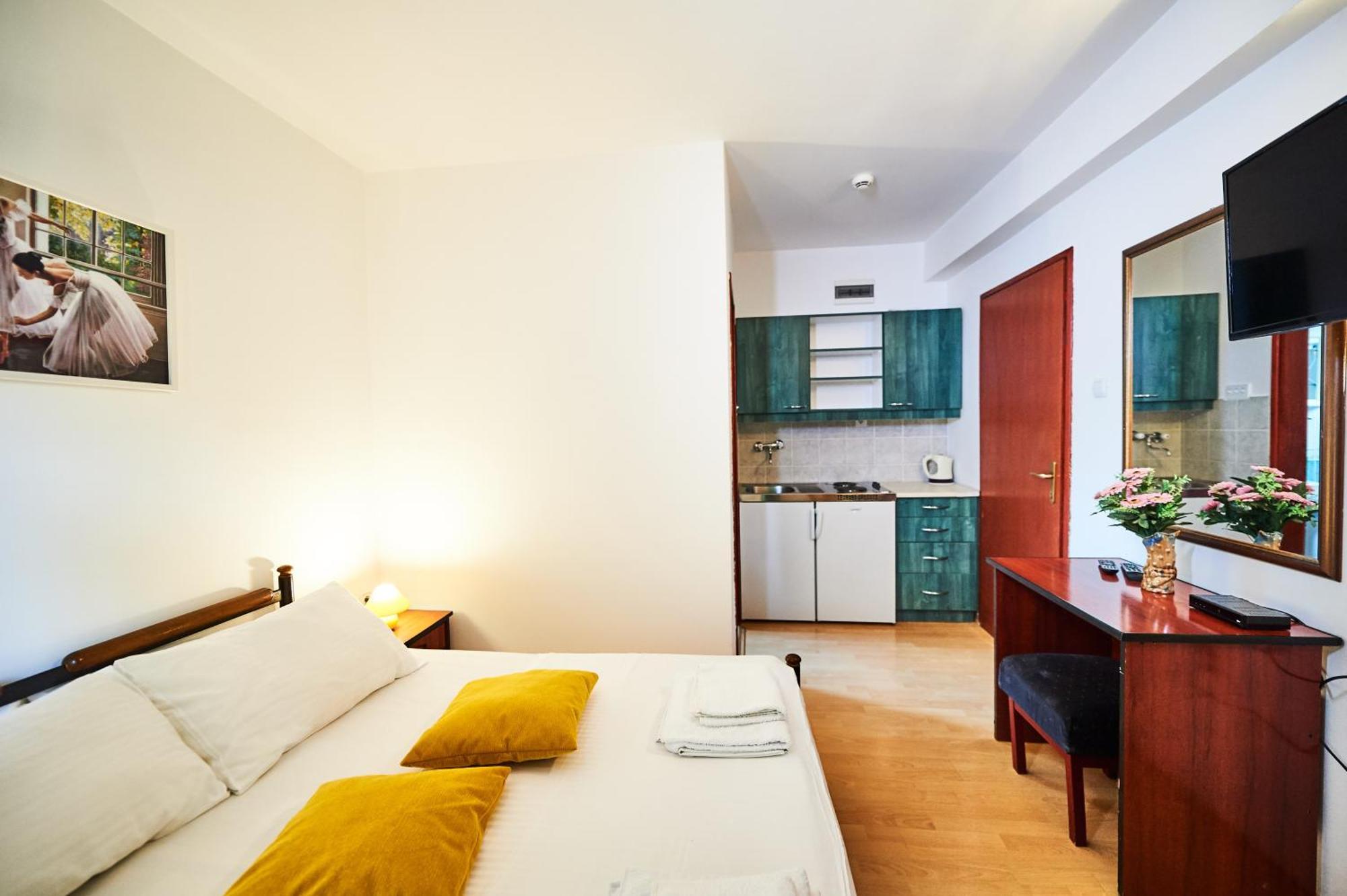 Family Apartments Mont Будва Екстер'єр фото